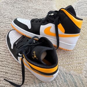 2020 Wmns Air Jordan 1 Mid SE 'White Laser Orange